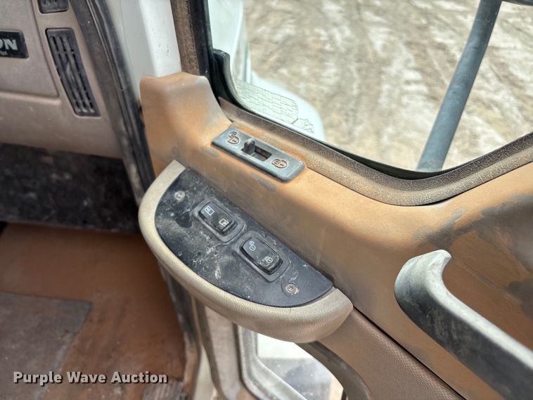 image for item EM0581 2004 Mack CX613 flatbed truck