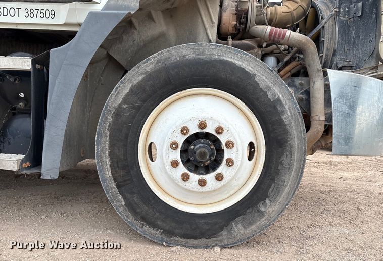 image for item EM0581 2004 Mack CX613 flatbed truck