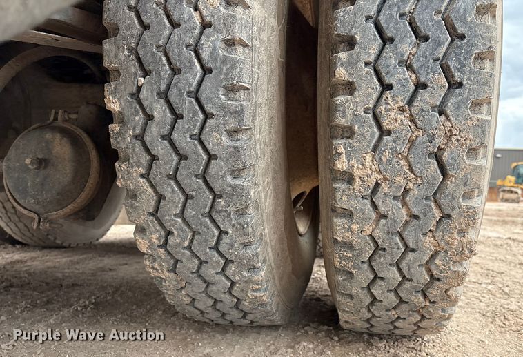 image for item EM0581 2004 Mack CX613 flatbed truck