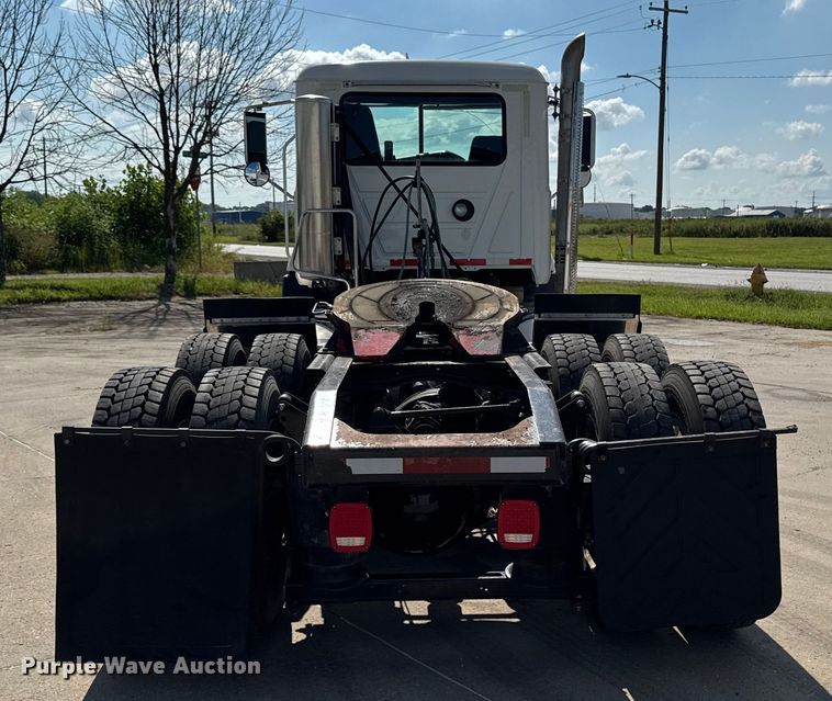 image for item EM2305 2016 Mack CXU613 semi truck