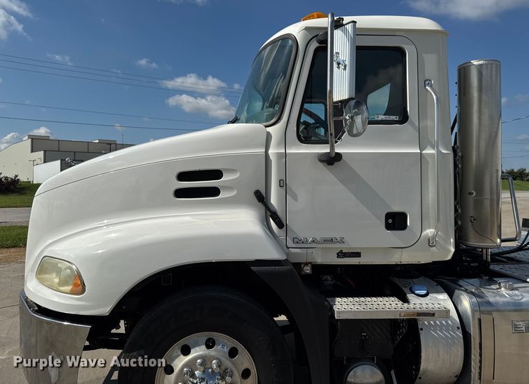 image for item EM2305 2016 Mack CXU613 semi truck