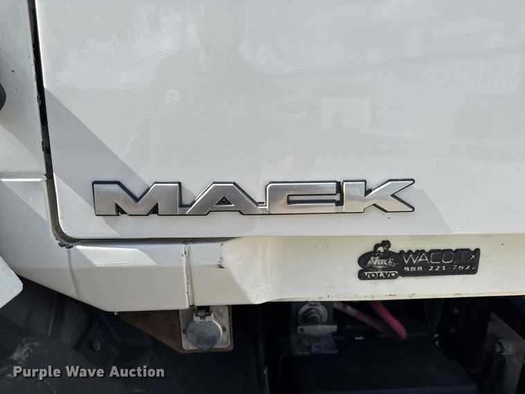 image for item EM2305 2016 Mack CXU613 semi truck