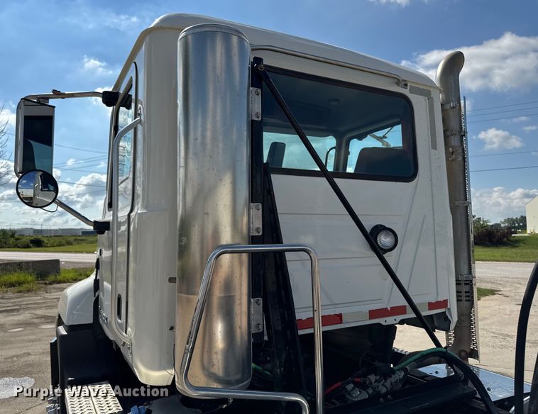 image for item EM2305 2016 Mack CXU613 semi truck