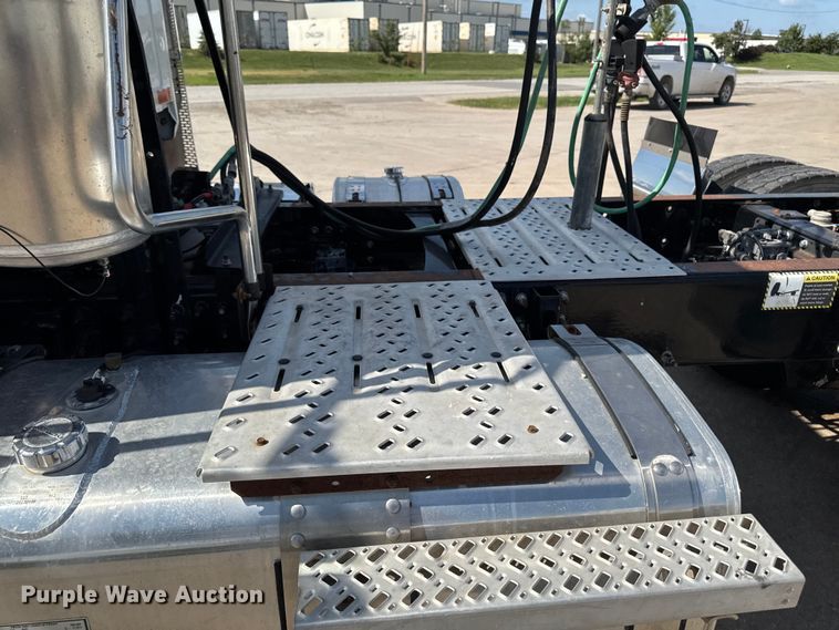 image for item EM2305 2016 Mack CXU613 semi truck