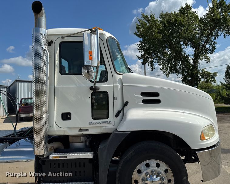image for item EM2305 2016 Mack CXU613 semi truck