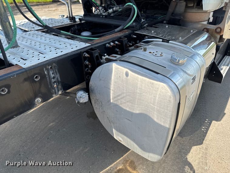 image for item EM2305 2016 Mack CXU613 semi truck