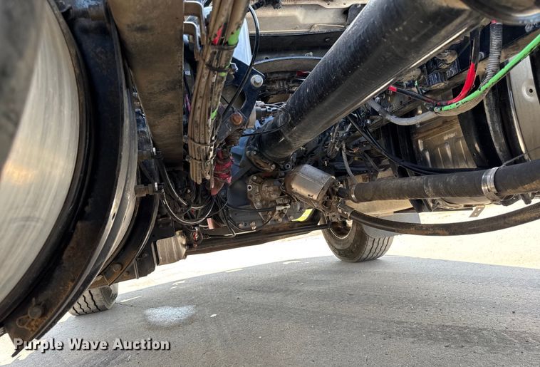 image for item EM2305 2016 Mack CXU613 semi truck