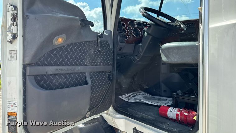 image for item EM2305 2016 Mack CXU613 semi truck