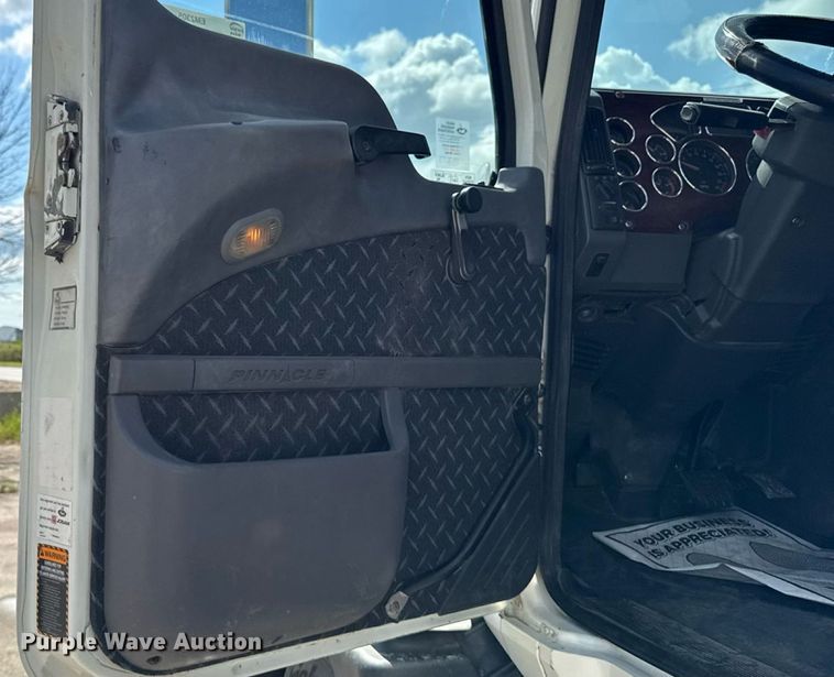 image for item EM2305 2016 Mack CXU613 semi truck