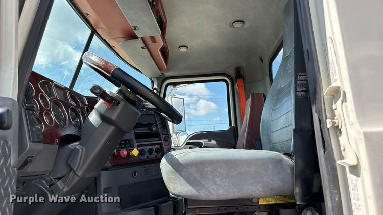 image for item EM2305 2016 Mack CXU613 semi truck