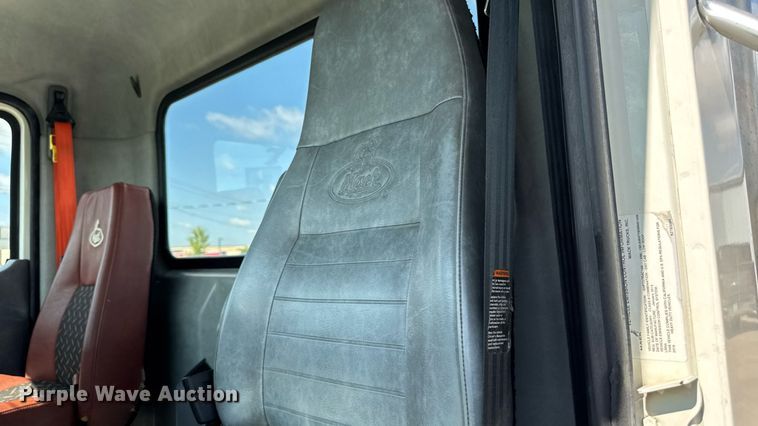 image for item EM2305 2016 Mack CXU613 semi truck