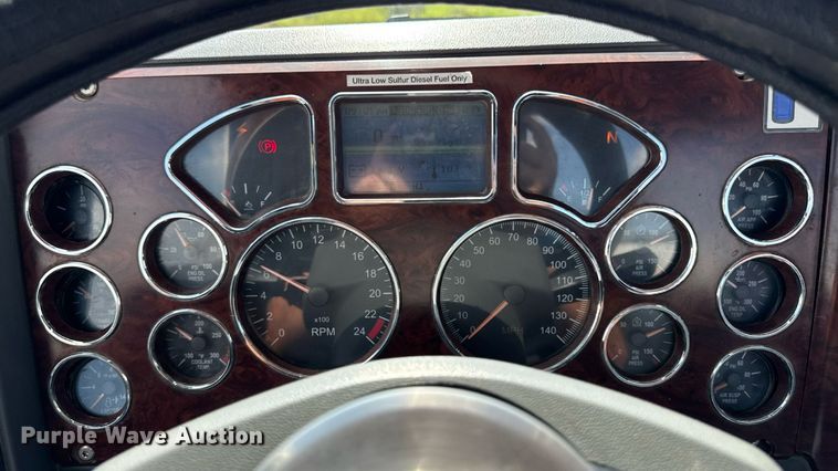 image for item EM2305 2016 Mack CXU613 semi truck