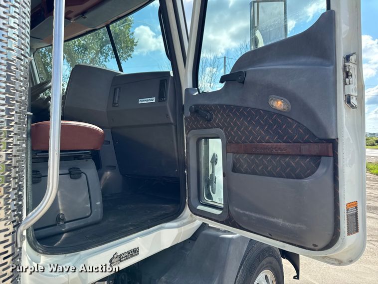 image for item EM2305 2016 Mack CXU613 semi truck