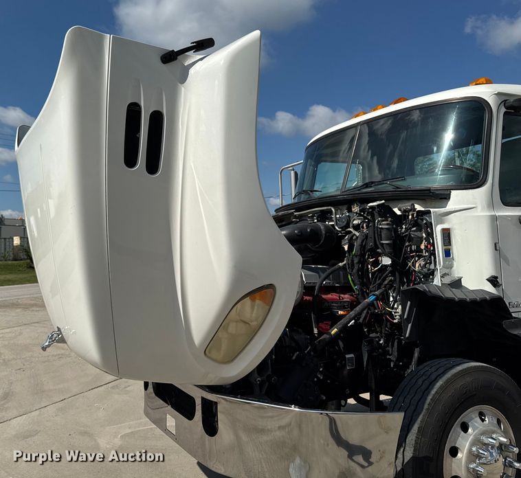 image for item EM2305 2016 Mack CXU613 semi truck
