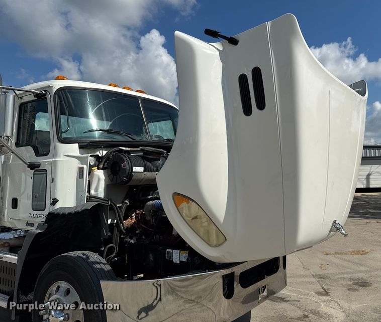 image for item EM2305 2016 Mack CXU613 semi truck