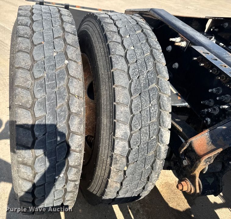 image for item EM2305 2016 Mack CXU613 semi truck