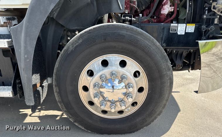 image for item EM2305 2016 Mack CXU613 semi truck