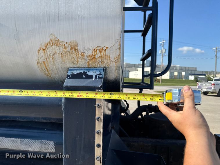 image for item EM2306 2012 Peterbilt 348 water truck