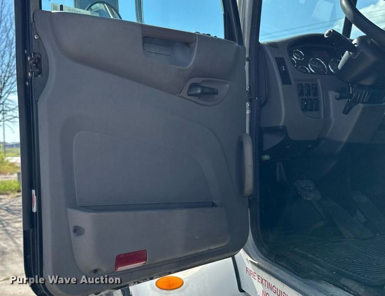 image for item EM2306 2012 Peterbilt 348 water truck