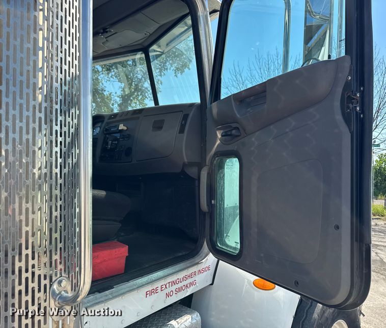 image for item EM2306 2012 Peterbilt 348 water truck