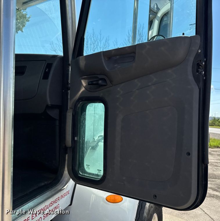 image for item EM2306 2012 Peterbilt 348 water truck