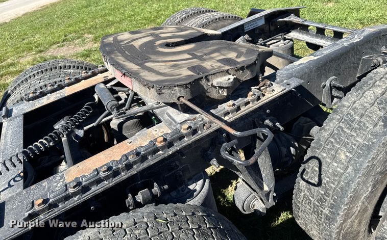 image for item EM2322 2016 International RF027 semi truck