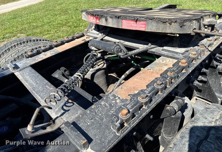 image for item EM2322 2016 International RF027 semi truck