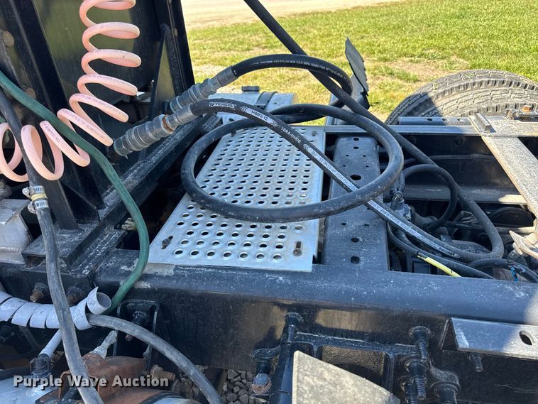 image for item EM2322 2016 International RF027 semi truck