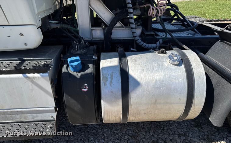 image for item EM2322 2016 International RF027 semi truck