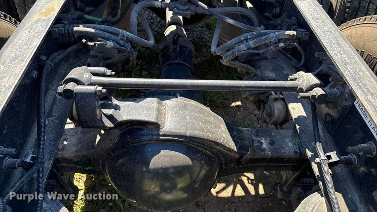 image for item EM2322 2016 International RF027 semi truck