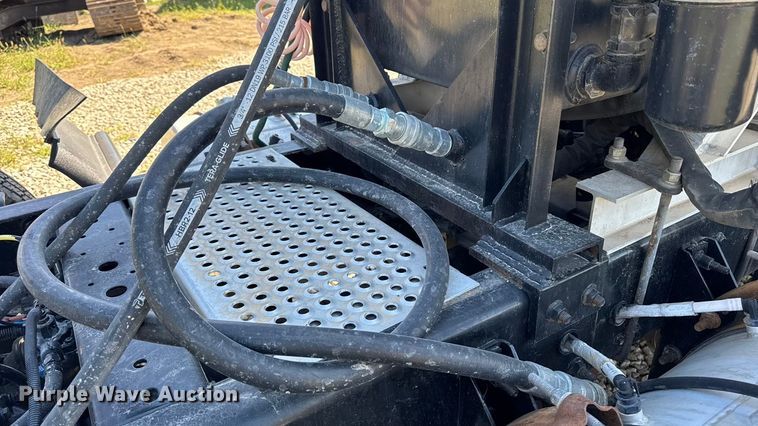 image for item EM2322 2016 International RF027 semi truck