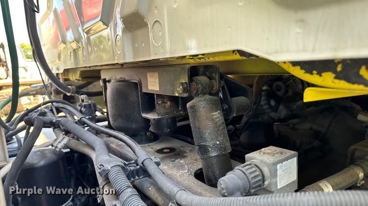 image for item EM2322 2016 International RF027 semi truck