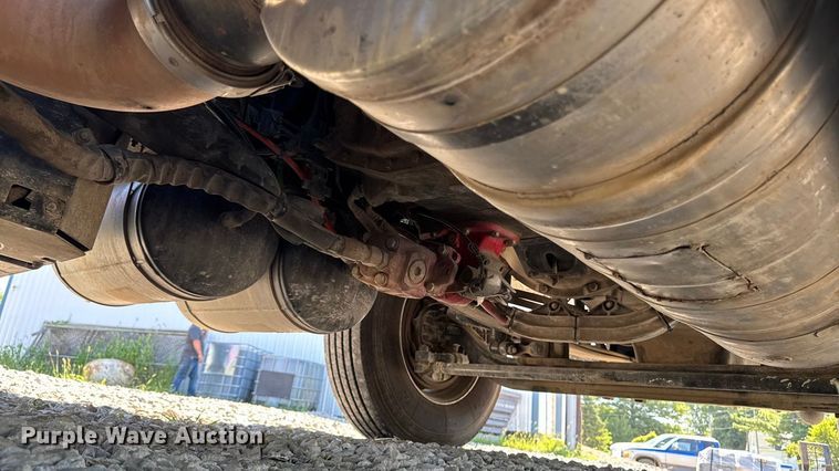 image for item EM2322 2016 International RF027 semi truck