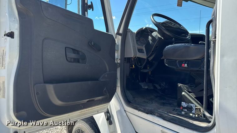 image for item EM2322 2016 International RF027 semi truck