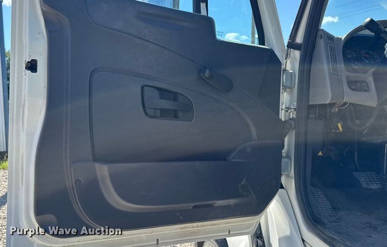 image for item EM2322 2016 International RF027 semi truck