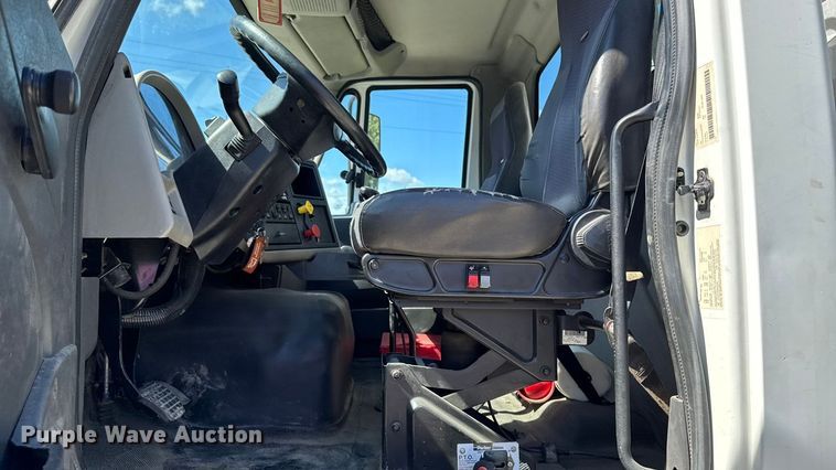 image for item EM2322 2016 International RF027 semi truck