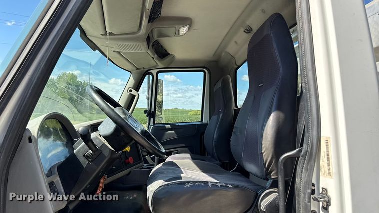 image for item EM2322 2016 International RF027 semi truck