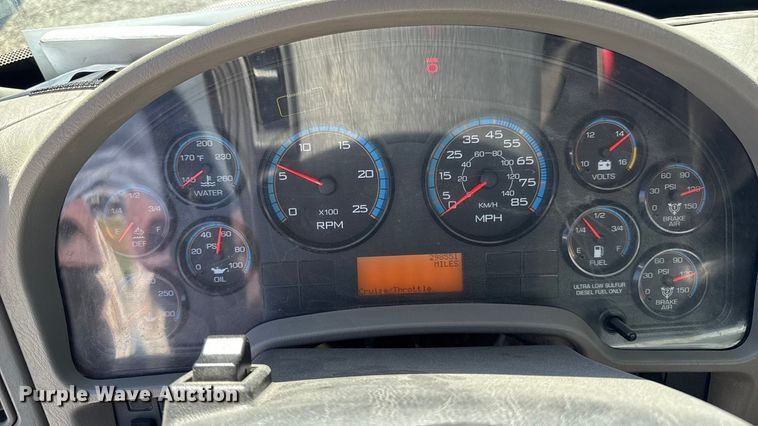 image for item EM2322 2016 International RF027 semi truck