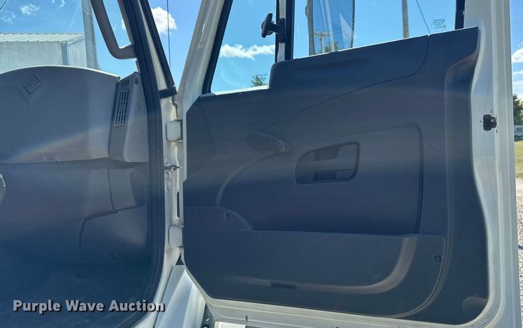 image for item EM2322 2016 International RF027 semi truck