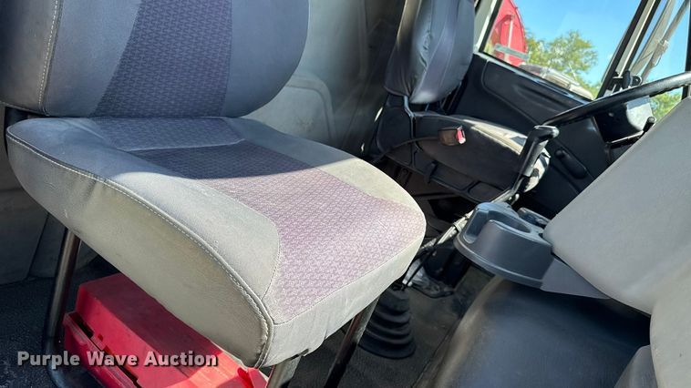 image for item EM2322 2016 International RF027 semi truck