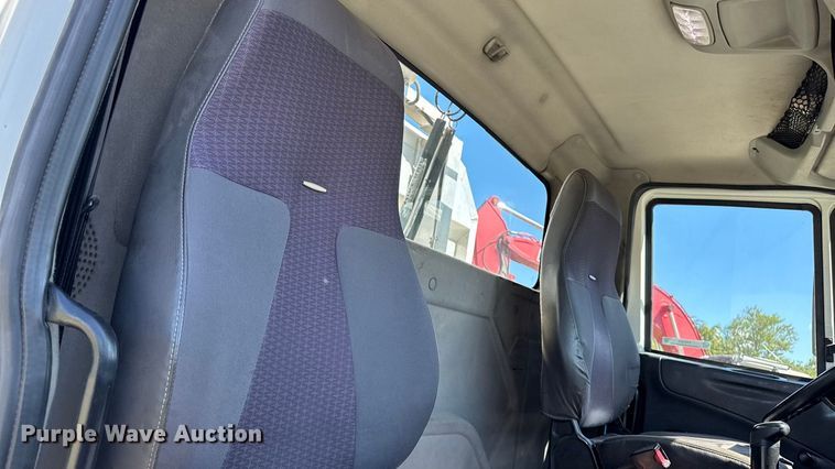 image for item EM2322 2016 International RF027 semi truck