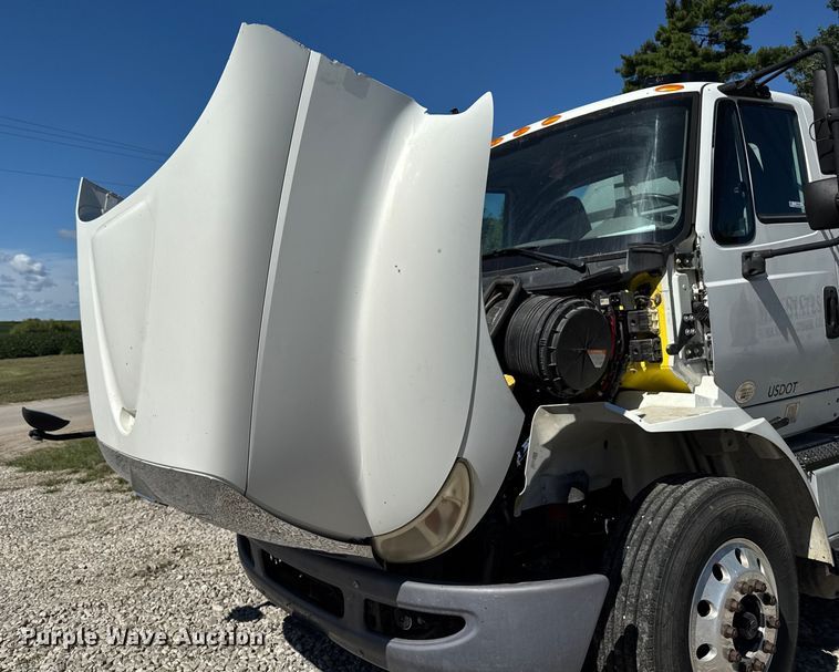 image for item EM2322 2016 International RF027 semi truck