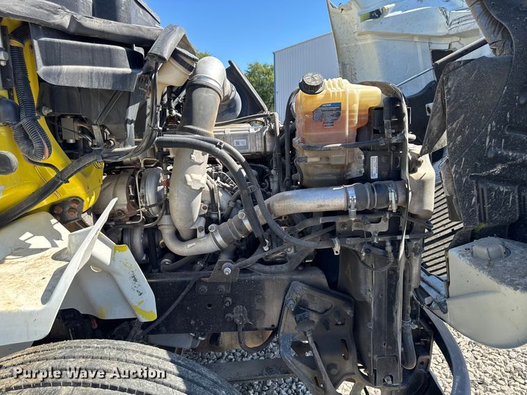 image for item EM2322 2016 International RF027 semi truck