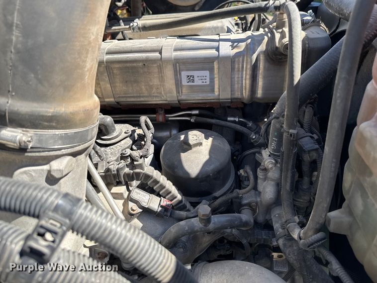 image for item EM2322 2016 International RF027 semi truck