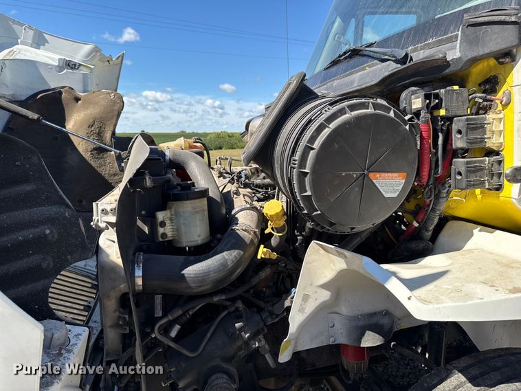 image for item EM2322 2016 International RF027 semi truck