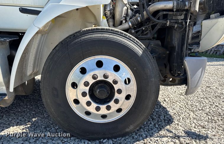 image for item EM2322 2016 International RF027 semi truck