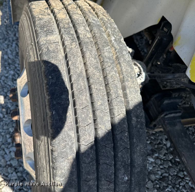 image for item EM2322 2016 International RF027 semi truck