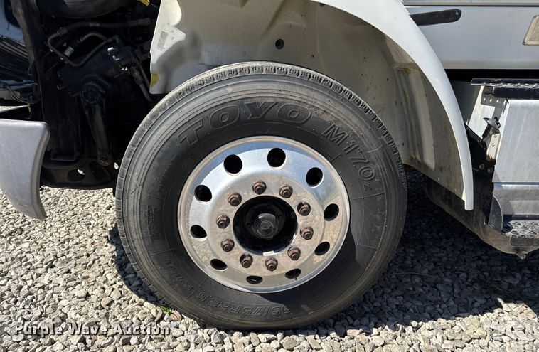 image for item EM2322 2016 International RF027 semi truck