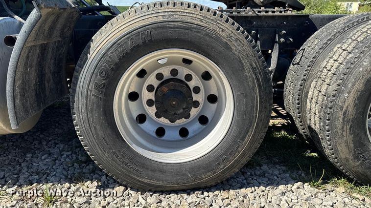 image for item EM2322 2016 International RF027 semi truck