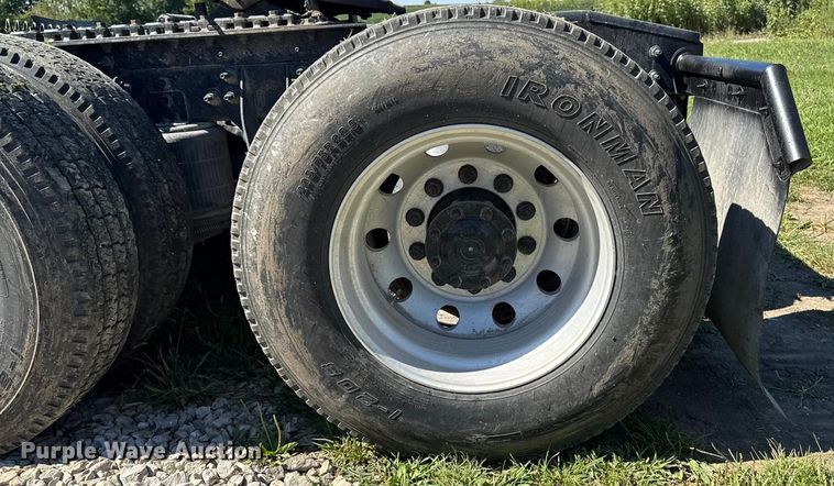 image for item EM2322 2016 International RF027 semi truck